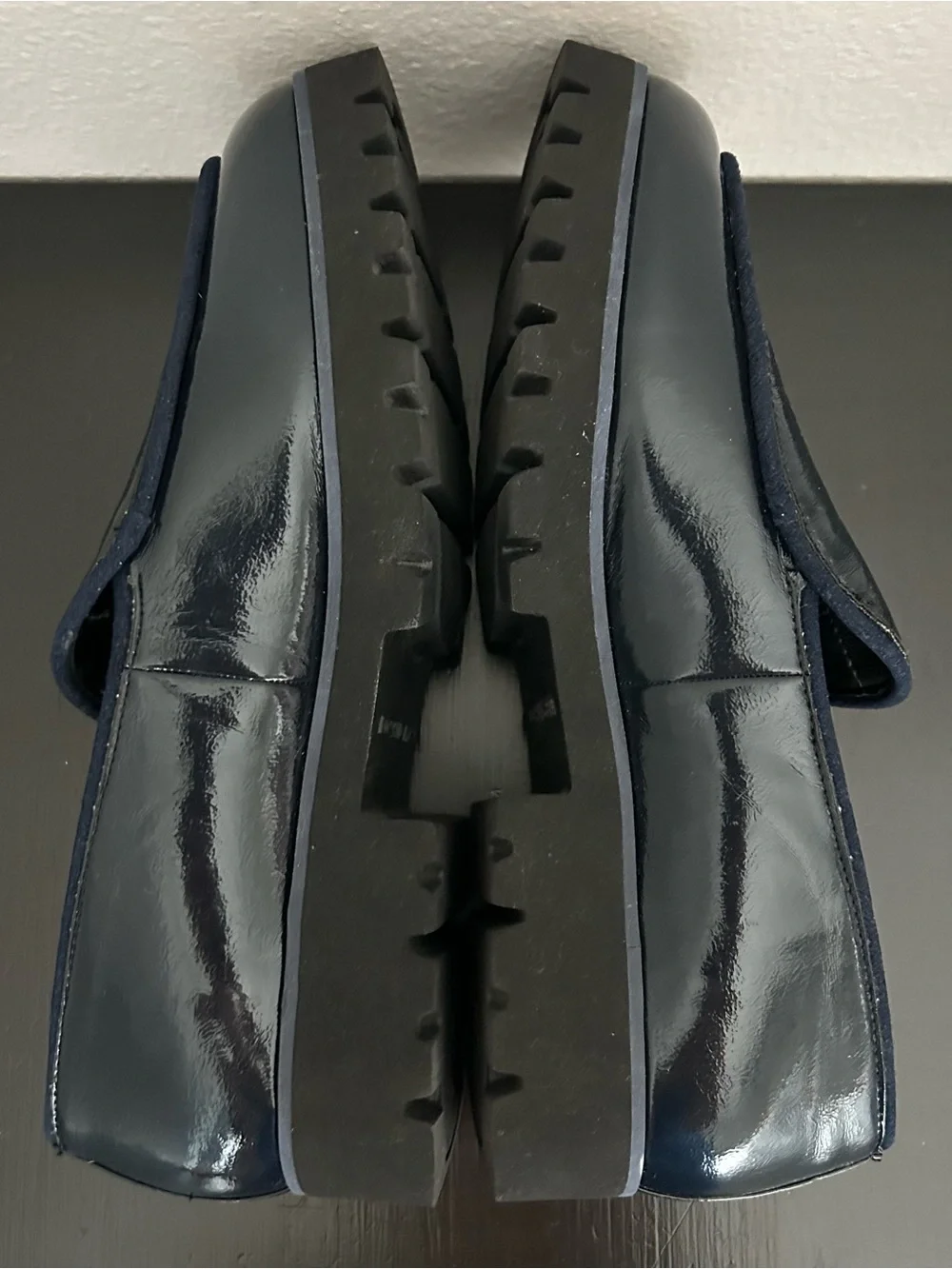 Donald Pliner Navy Crinkle Patent Leather Chunky Loafers Womens 8.5 Shoes